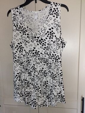 Womenโs Black & White Heart Print Sleeveless Top